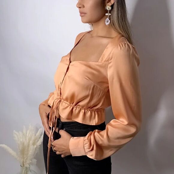 Le Lis Peach Orange Satin Sweetheart Cropped Long Sleeve Blouse Sz S - Picture 9 of 10